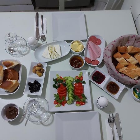 Celil Pansiyon Ayvalı Exteriör bild