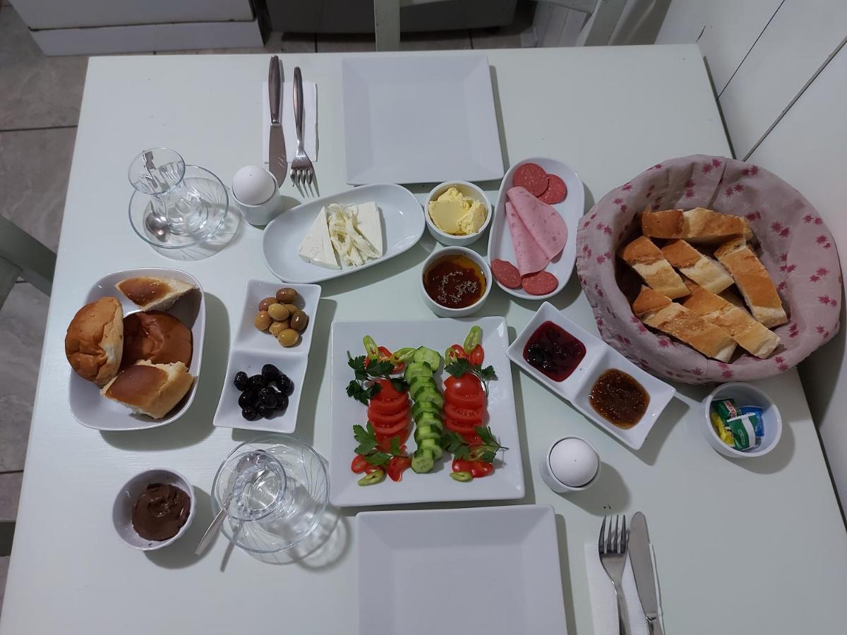 Celil Pansiyon Ayvalı Exteriör bild