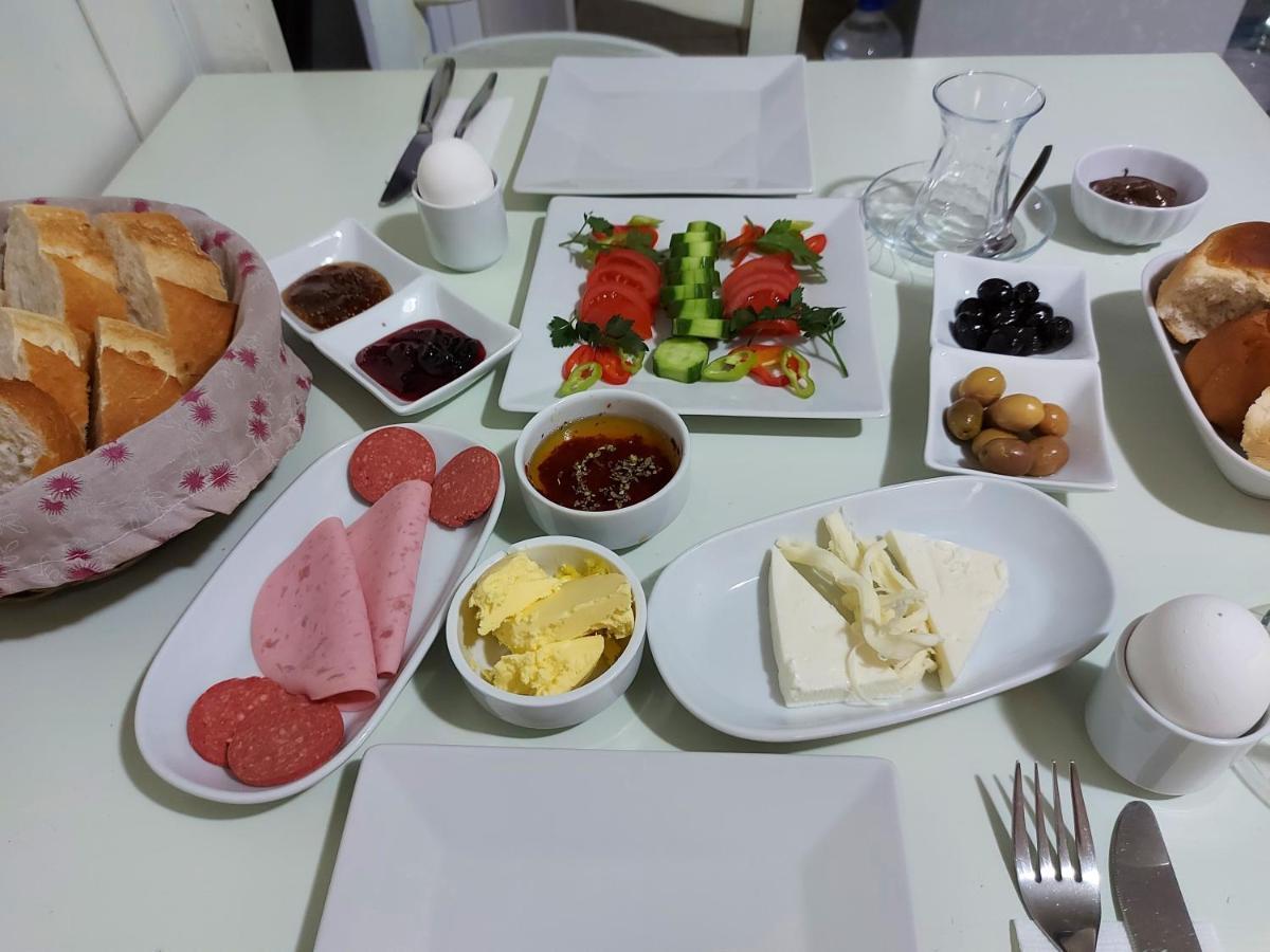 Celil Pansiyon Ayvalı Exteriör bild
