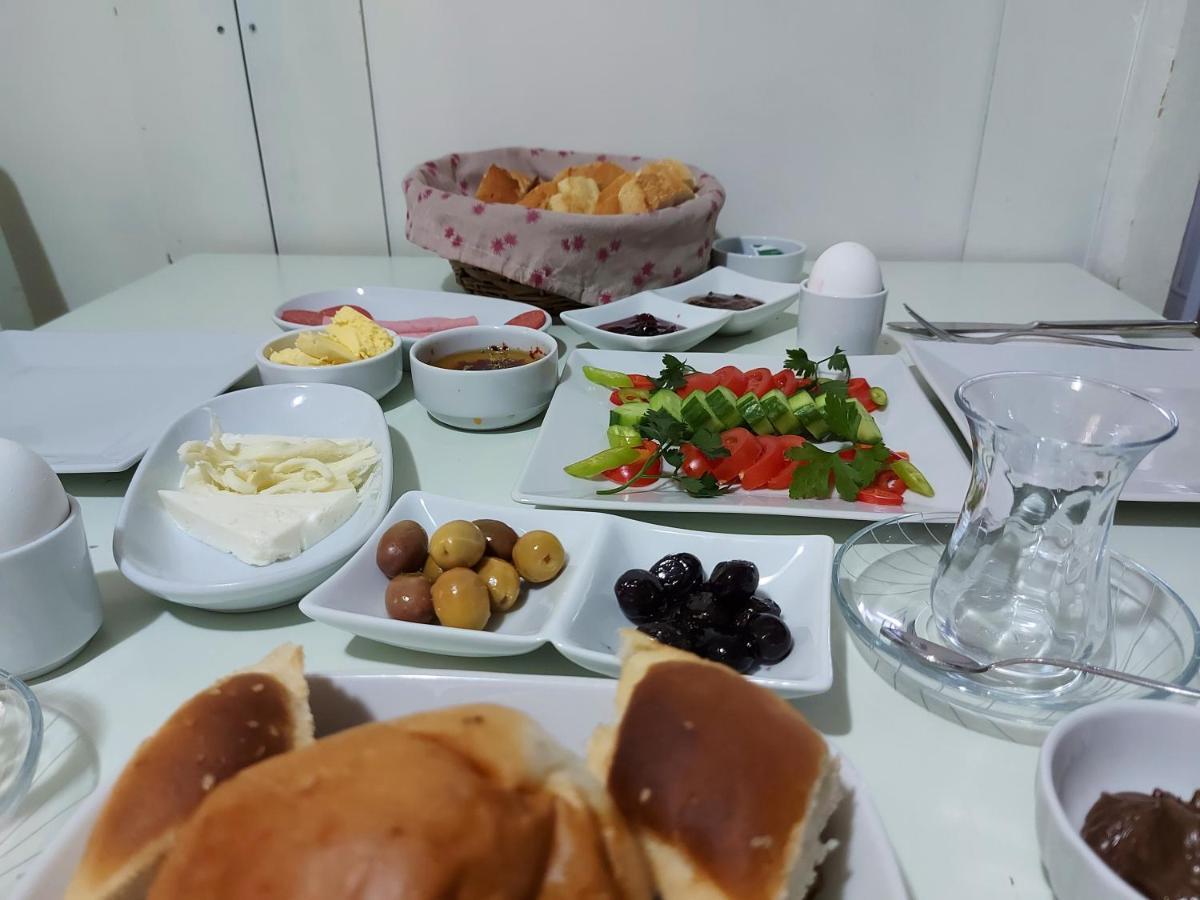 Celil Pansiyon Ayvalı Exteriör bild