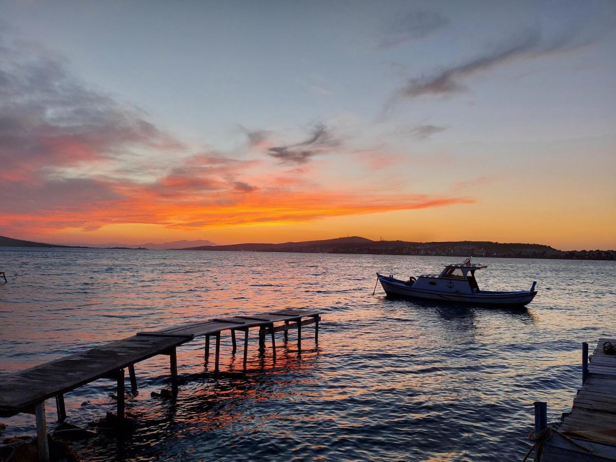 Celil Pansiyon Ayvalı Exteriör bild